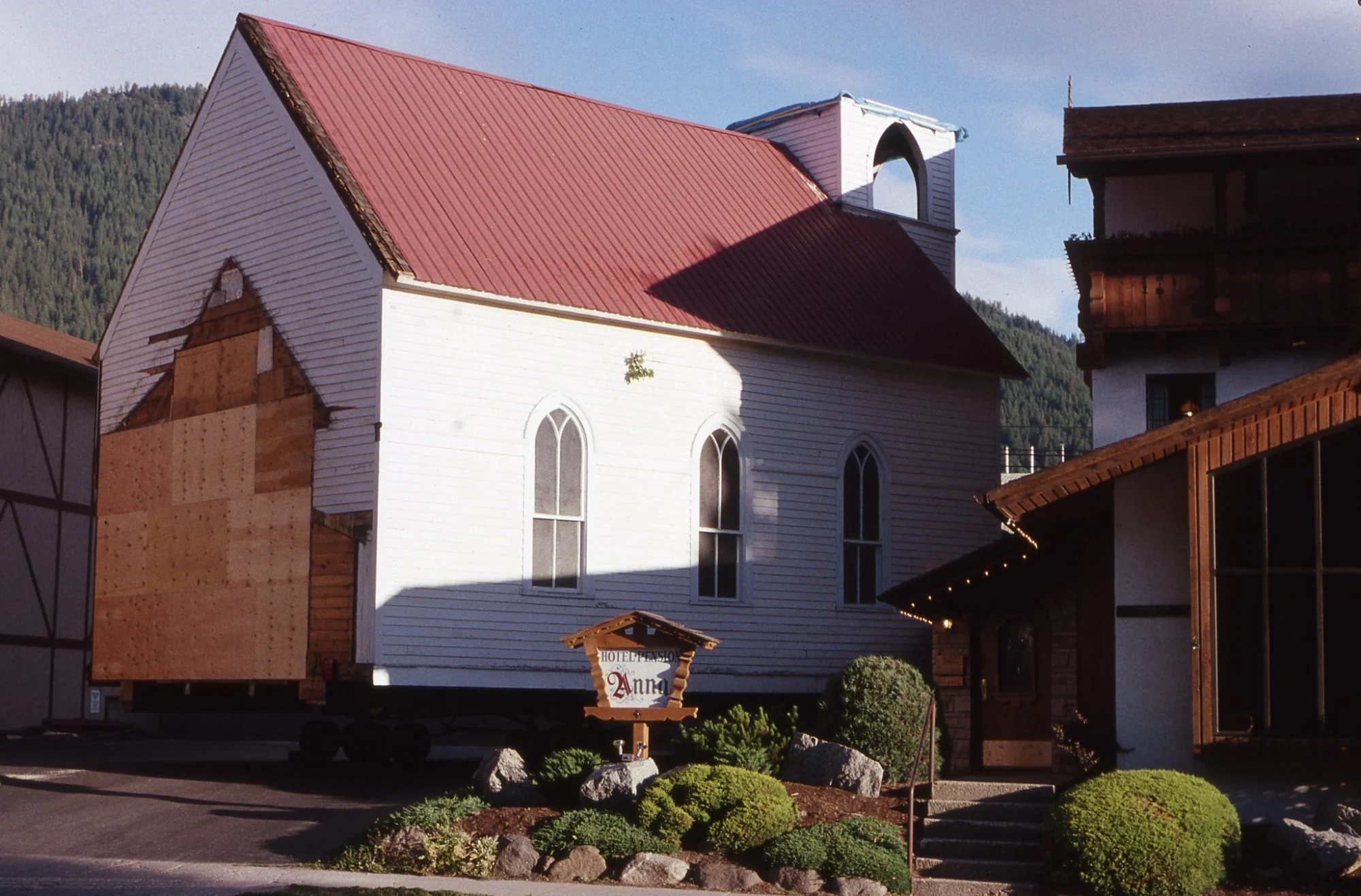 The chapel settled on the Pension Anna property, Hotel Pension Anna sign in the foreground, Cascades behind